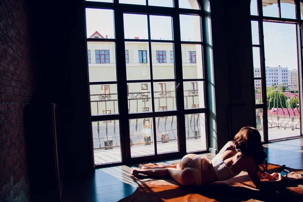 Spodní prádlo holka knihy komfort čtení proti oknu. — Stock fotografie
