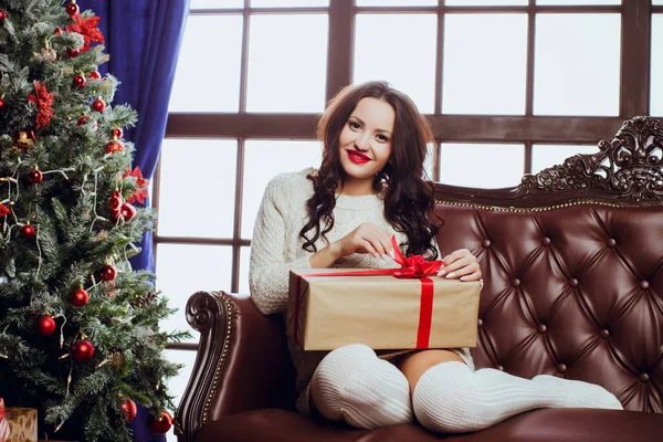 Felice giovane donna sfondo di Natale apre la scatola — Foto Stock