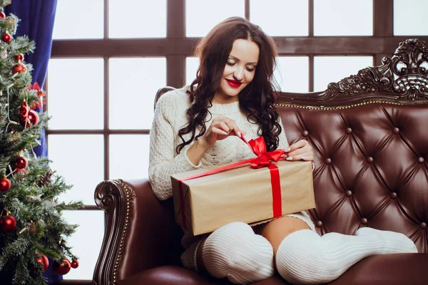 Boldog, fiatal nő karácsonyi háttér megnyitja a doboz — Stock Fotó