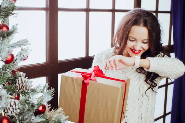 Boldog, fiatal nő, mint háttér karácsonyi ajándék doboz. — Stock Fotó