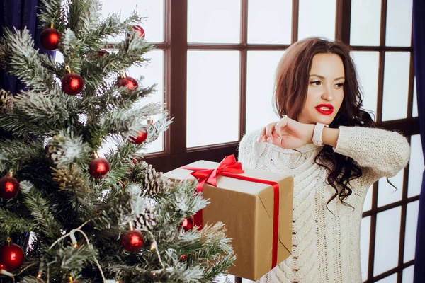 Felice giovane donna con scatola regalo su sfondo di Natale . — Foto Stock