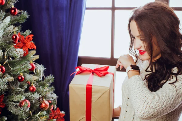 Boldog, fiatal nő, mint háttér karácsonyi ajándék doboz. — Stock Fotó