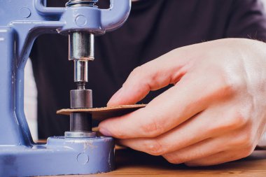 deri usta yapımı ürünler atölye Studio masada çalışma.
