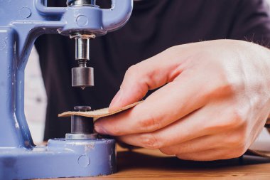 deri usta yapımı ürünler atölye Studio masada çalışma.