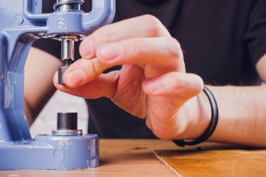 deri usta yapımı ürünler atölye Studio masada çalışma.