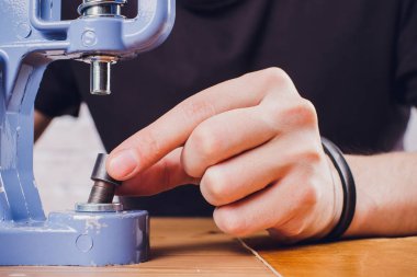 deri usta yapımı ürünler atölye Studio masada çalışma.