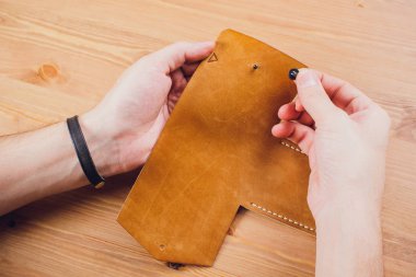 deri usta yapımı ürünler atölye Studio masada çalışma.