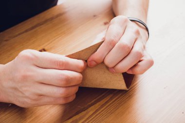 deri usta yapımı ürünler atölye Studio masada çalışma.