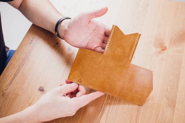 deri usta yapımı ürünler atölye Studio masada çalışma.