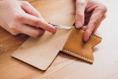 deri usta yapımı ürünler atölye Studio masada çalışma.