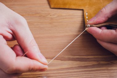 deri usta yapımı ürünler atölye Studio masada çalışma.