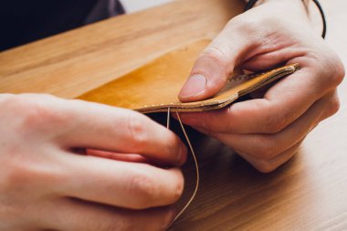 deri usta yapımı ürünler atölye Studio masada çalışma.