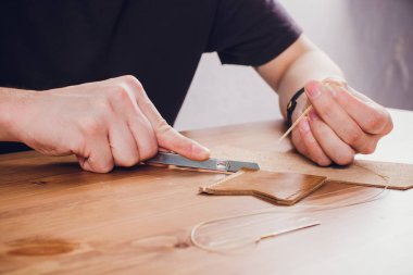 deri usta yapımı ürünler atölye Studio masada çalışma.
