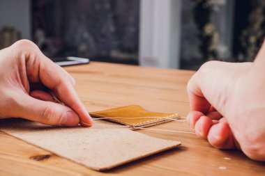 deri usta yapımı ürünler atölye Studio masada çalışma.