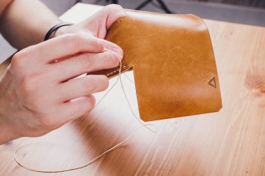 deri usta yapımı ürünler atölye Studio masada çalışma.