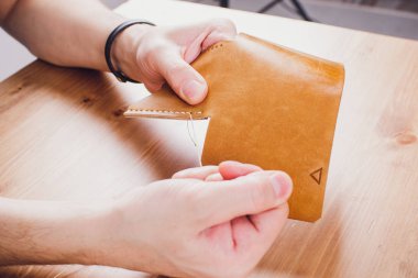 deri usta yapımı ürünler atölye Studio masada çalışma