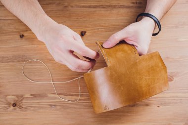 deri usta yapımı ürünler atölye Studio masada çalışma.