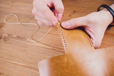 deri usta yapımı ürünler atölye Studio masada çalışma.