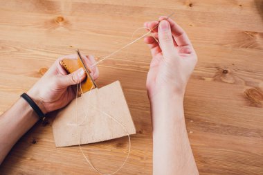 deri usta yapımı ürünler atölye Studio masada çalışma.