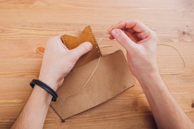 deri usta yapımı ürünler atölye Studio masada çalışma.