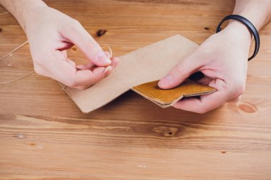 deri usta yapımı ürünler atölye Studio masada çalışma.