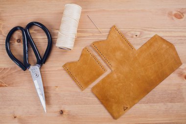 deri usta yapımı ürünler atölye Studio masada çalışma.