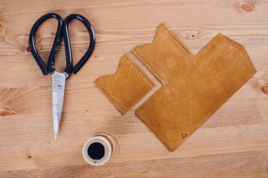 deri usta yapımı ürünler atölye Studio masada çalışma.