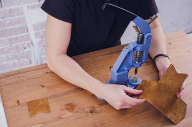 deri usta yapımı ürünler atölye Studio masada çalışma.