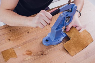 deri usta yapımı ürünler atölye Studio masada çalışma.