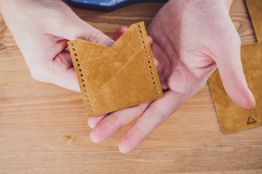 deri usta yapımı ürünler atölye Studio masada çalışma.