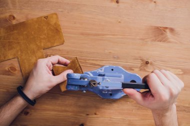 deri usta yapımı ürünler atölye Studio masada çalışma.