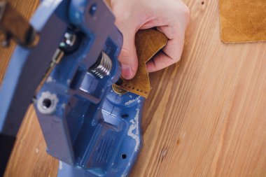 deri usta yapımı ürünler atölye Studio masada çalışma.