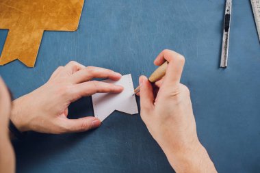 deri usta yapımı ürünler atölye Studio masada çalışma.