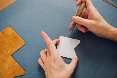 deri usta yapımı ürünler atölye Studio masada çalışma.