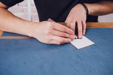 deri usta yapımı ürünler atölye Studio masada çalışma.