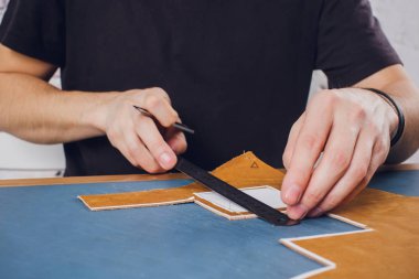 deri usta yapımı ürünler atölye Studio masada çalışma.