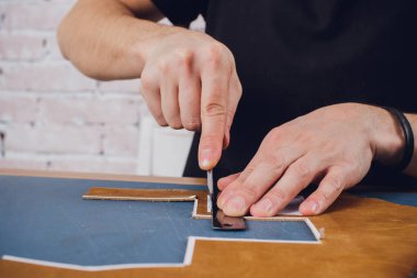 deri usta yapımı ürünler atölye Studio masada çalışma.