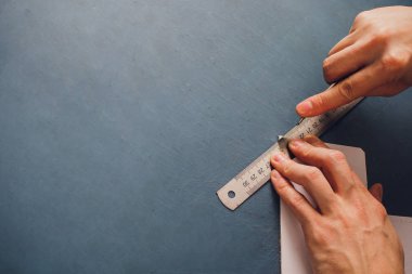 deri usta yapımı ürünler atölye Studio masada çalışma.