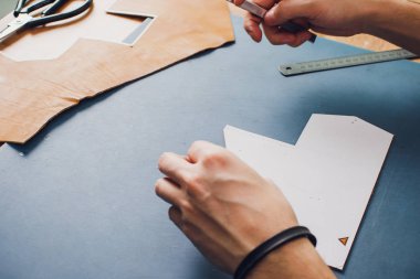 deri usta yapımı ürünler atölye Studio masada çalışma.