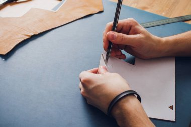 deri usta yapımı ürünler atölye Studio masada çalışma.
