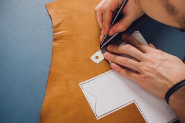 deri usta yapımı ürünler atölye Studio masada çalışma.