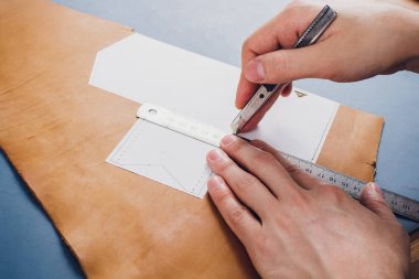 deri usta yapımı ürünler atölye Studio masada çalışma.