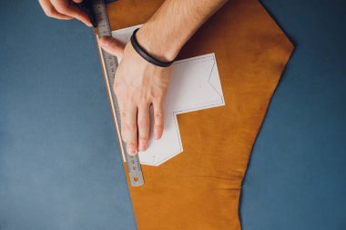 deri usta yapımı ürünler atölye Studio masada çalışma.