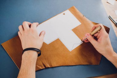 deri usta yapımı ürünler atölye Studio masada çalışma.