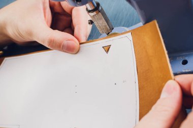 deri usta yapımı ürünler atölye Studio masada çalışma.