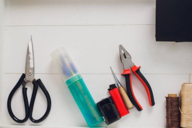 deri usta yapımı ürünler atölye Studio masada çalışma.