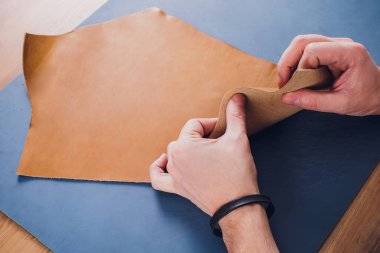 Çalışma günü Studio. Erkek deri işçisi çanta deri cüzdan ve dikiş için araçları ile kroki çizim.