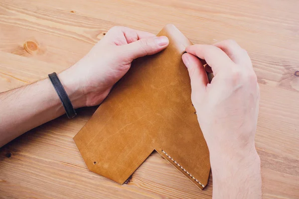 deri usta yapımı ürünler atölye Studio masada çalışma.