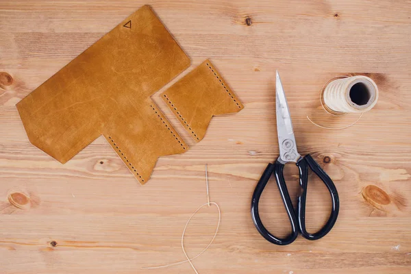 Artesano de cuero trabajando haciendo productos en la mesa en taller estudio . — Foto de Stock