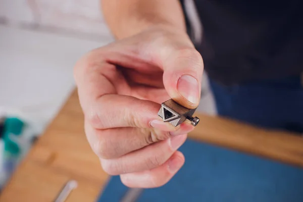 Lederhandwerker bei der Herstellung von Produkten am Tisch im Atelier. — Stockfoto